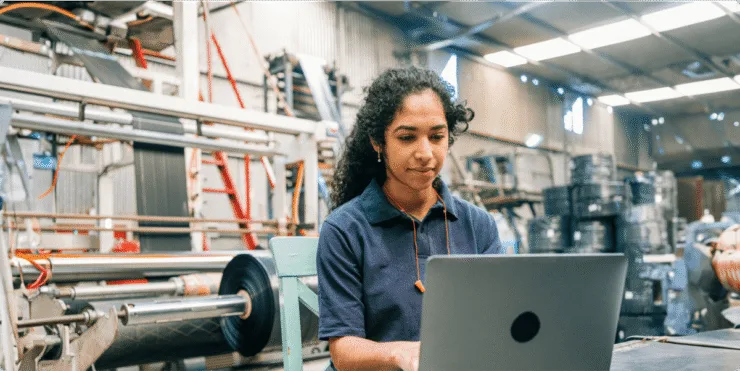 Engineer using Dynamics Field Service